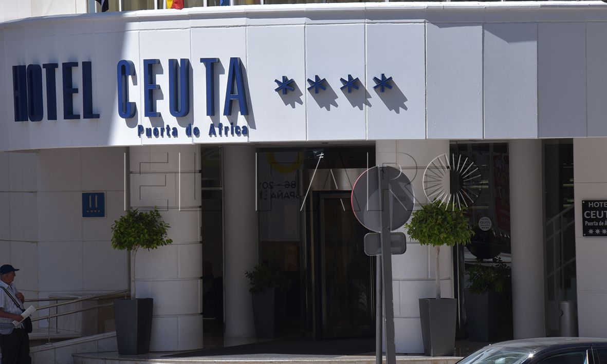 avispero-hotel-puerta-africa-dos-licitadoras-juego