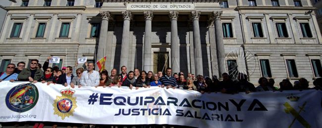 Zoido ofrece a policías y guardias civiles un acuerdo de mejora en equiparación salarial