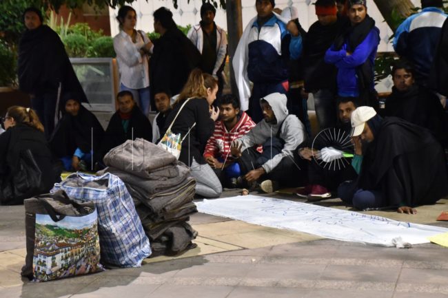 IU denuncia la política «discriminatoria» de traslados de migrantes a la península