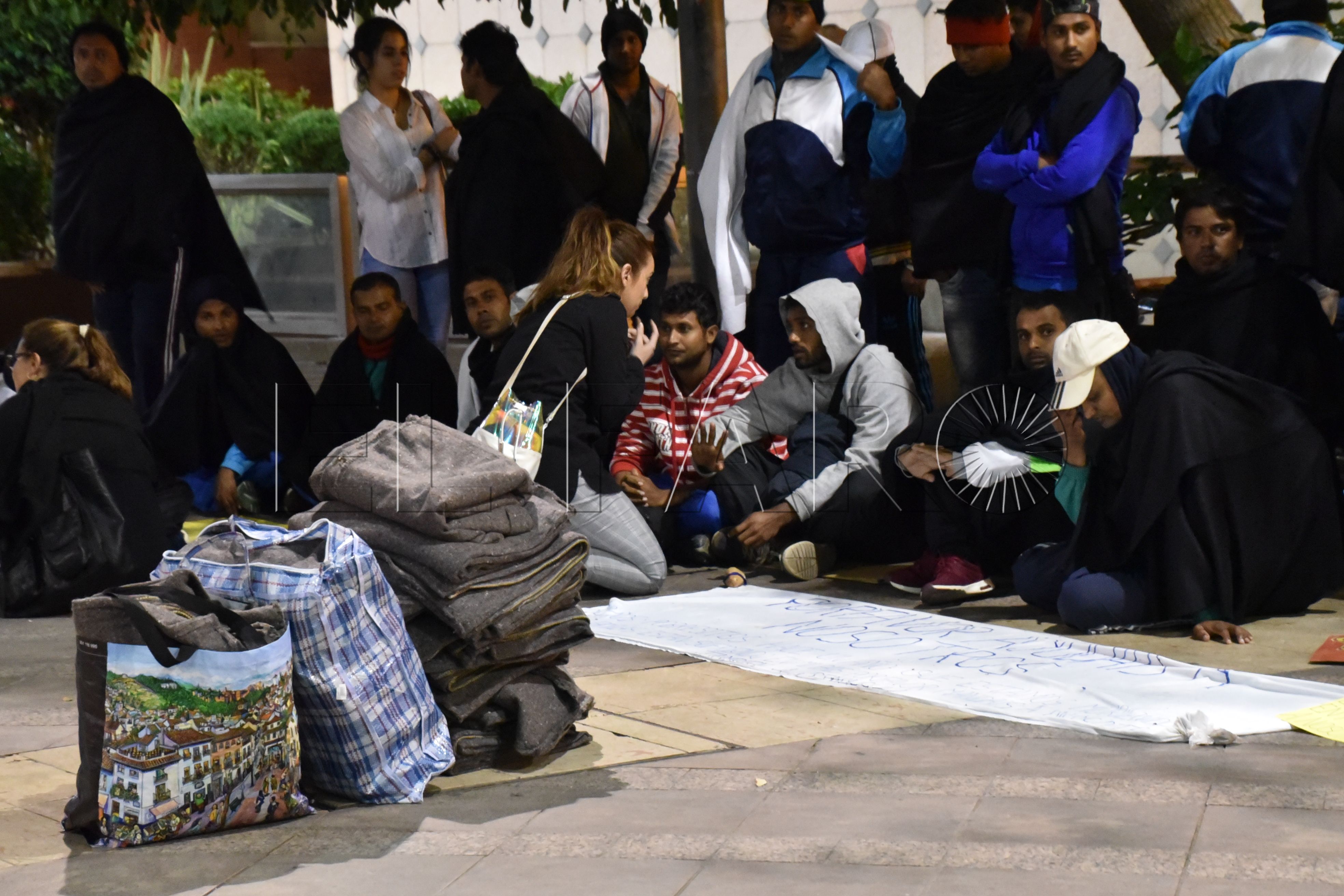 IU denuncia la política «discriminatoria» de traslados de migrantes a la península