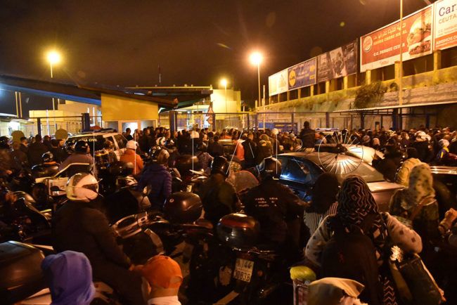 FOTOS | Más de 800 personas acumuladas en la frontera