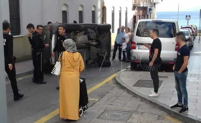 Un vehículo vuelca tras un accidente junto al Ceuta Center