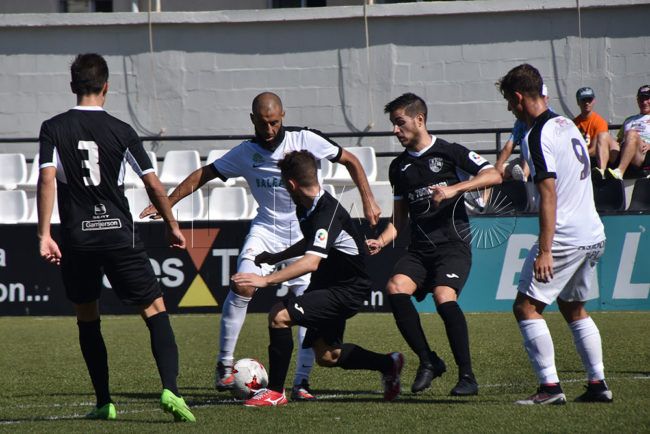 La AD Ceuta se aleja de los play-off