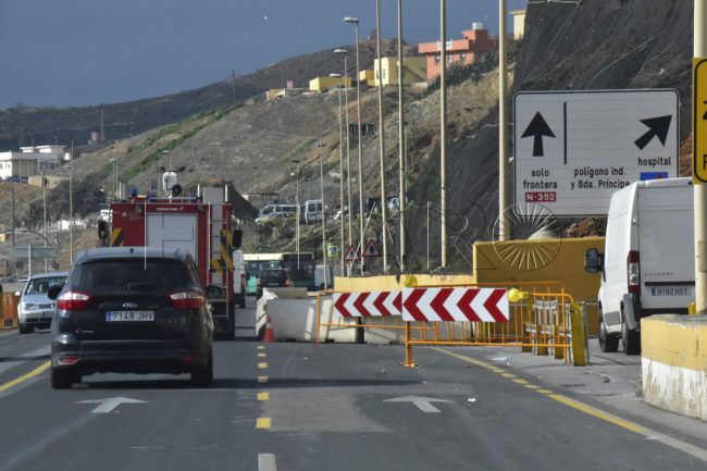 Un camión de Bomberos, atrapado en la cola de la frontera cuando iba a extinguir un incendio