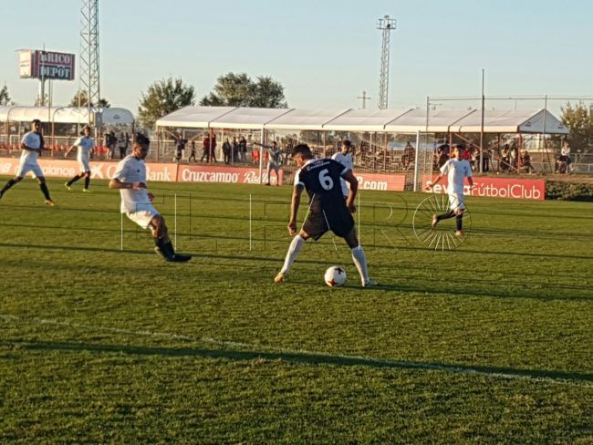 El Ceuta acaba con su racha perdiendo ante un rival directo (3-0)