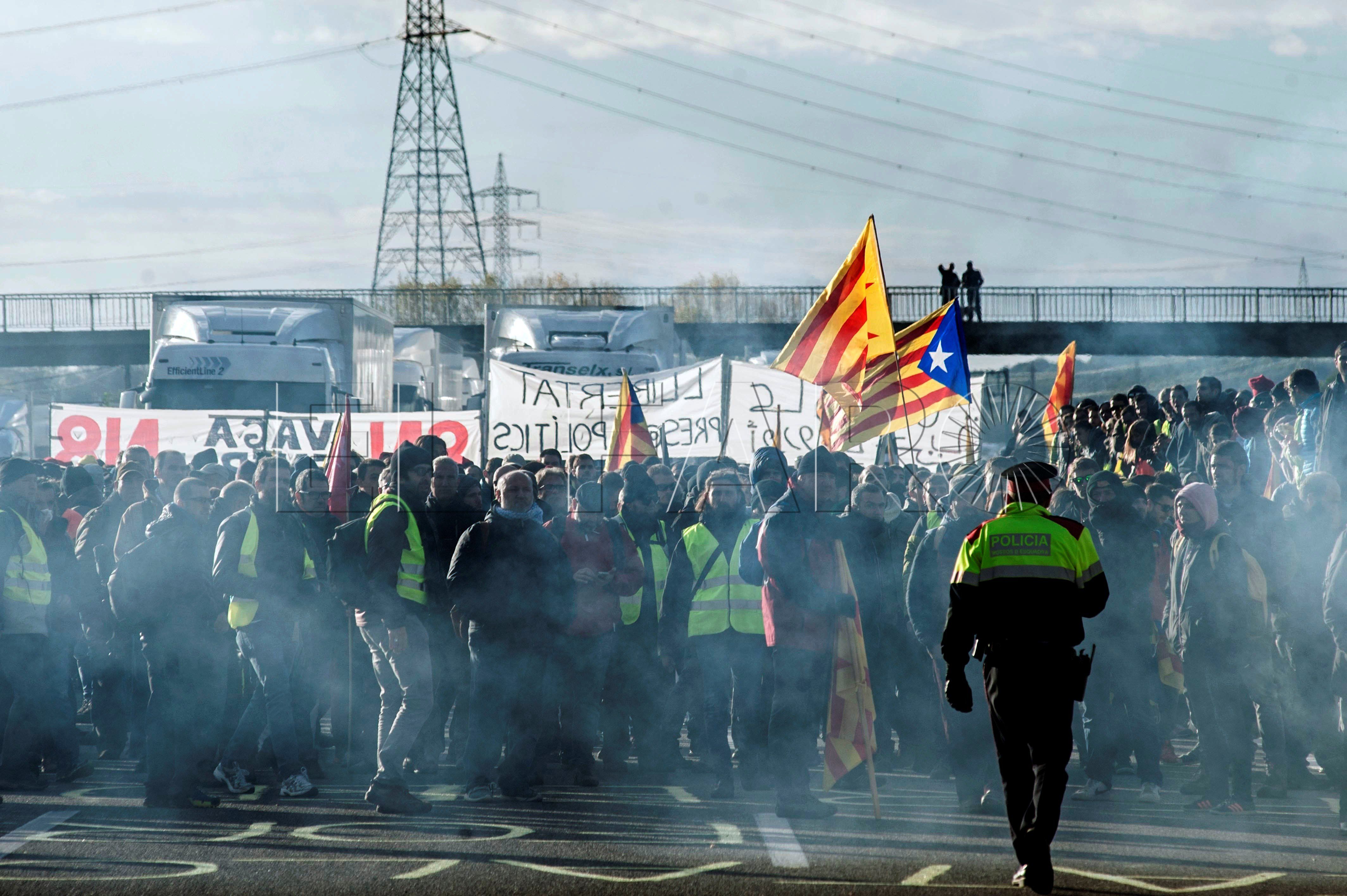 Los piquetes cortan 54 tramos viarios en Cataluña en la huelga por la independencia