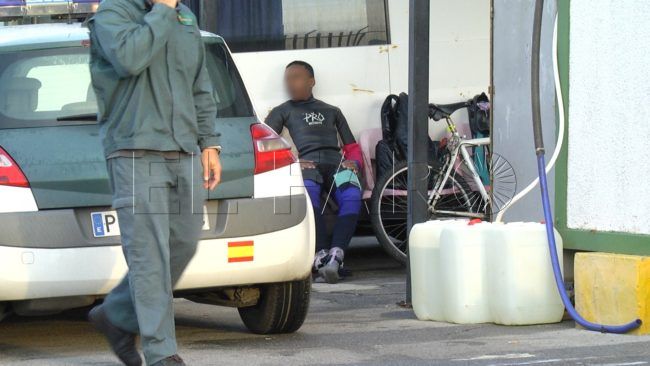La odisea de un menor para cruzar el Estrecho en una tabla de madera