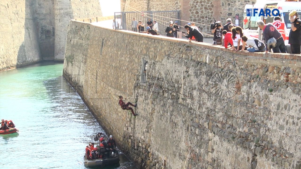 Varias personas asistidas en un rescate vertical del segundo simulacro
