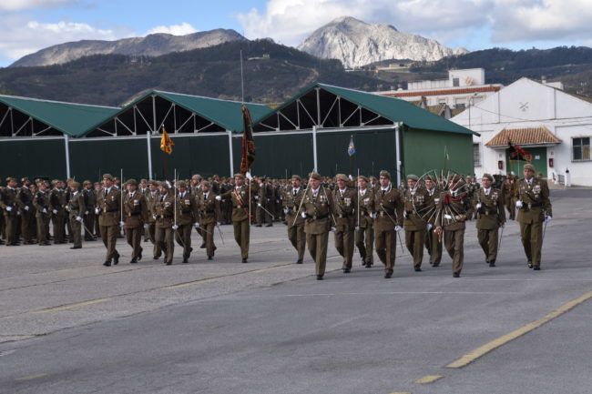 Artillería honra a su Patrona con una parada militar en ‘Fuentes Pila’