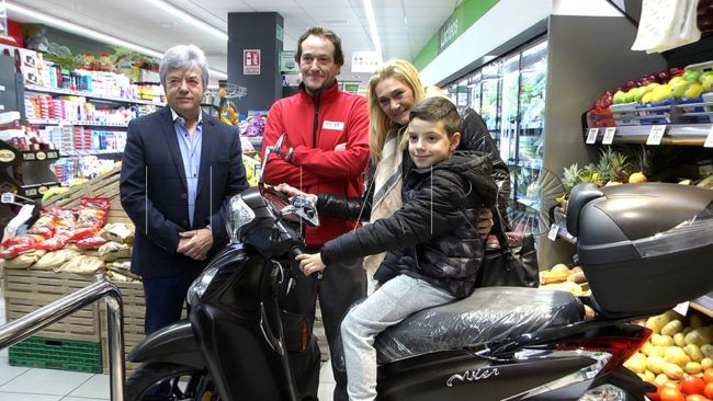 Covirán entrega una moto a la ganadora del sorteo
