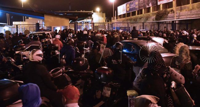Indemnizará con 2.500 euros a dos agentes a los que lesionó en la frontera con su moto