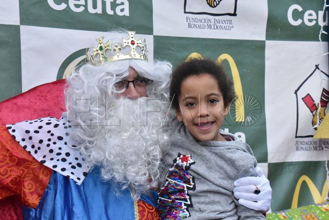 FOTOS | El Rey Melchor recoge sus cartas en el McDonalds