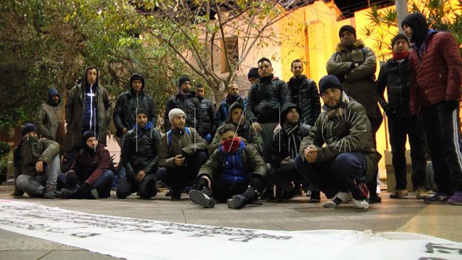 Segunda noche en la plaza de los Reyes para el colectivo argelino