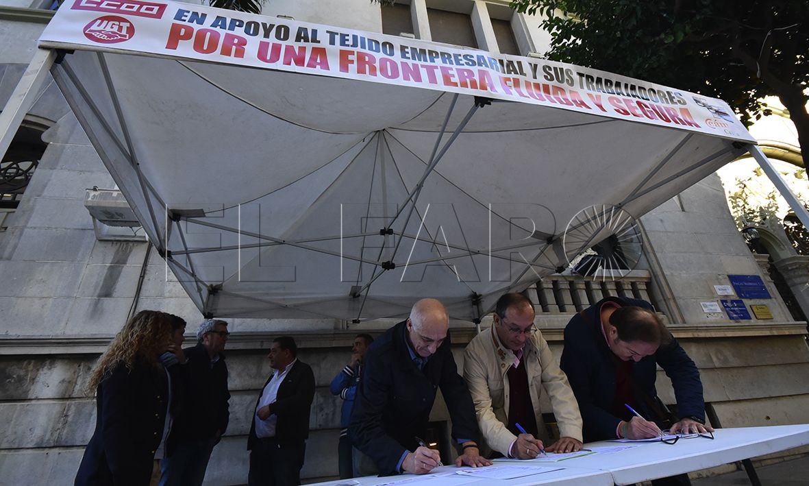 Partidos y sindicatos quieren poner fin ya a la campaña de recogida de firmas por el Tarajal