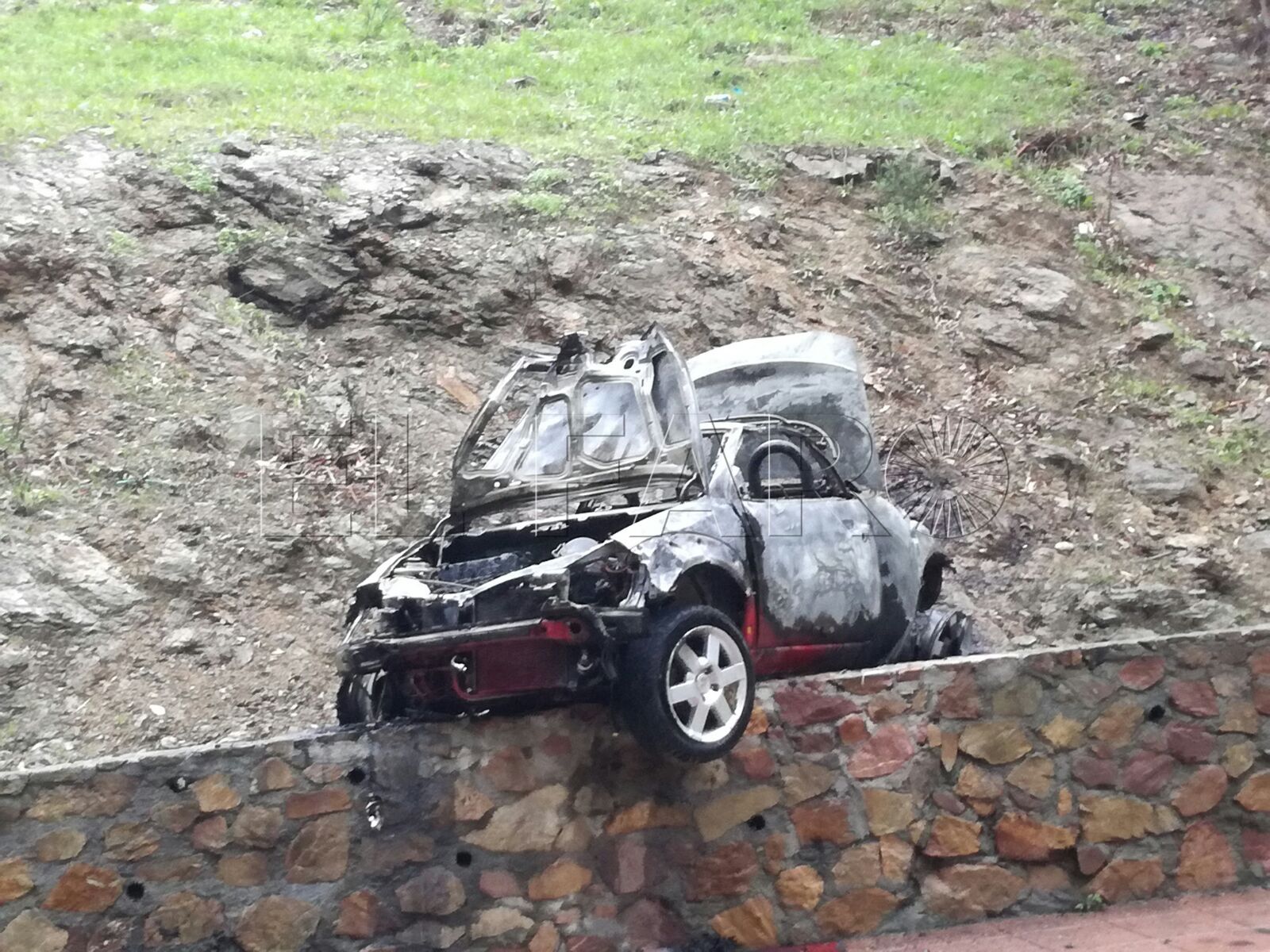 Quemado, destrozado y colgado de un muro