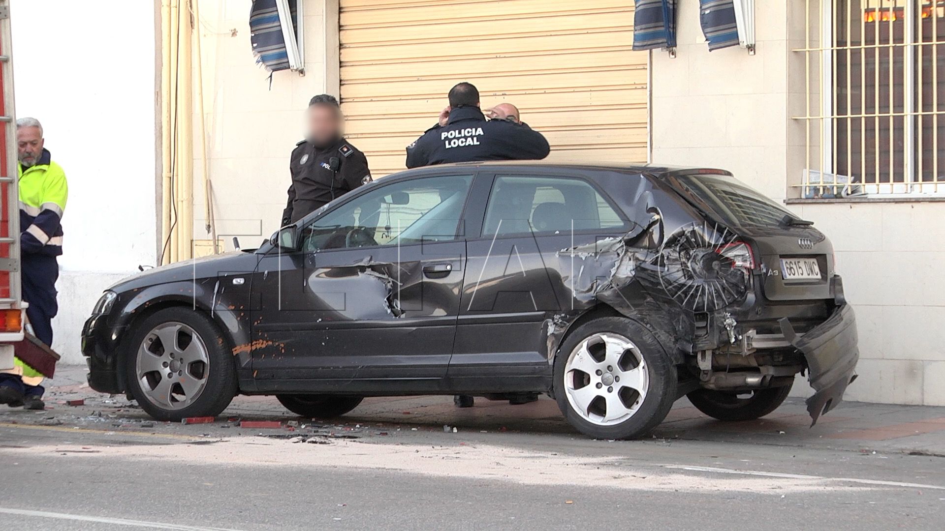 La terraza de ‘Las Balsas’, destrozada tras un accidente de tráfico