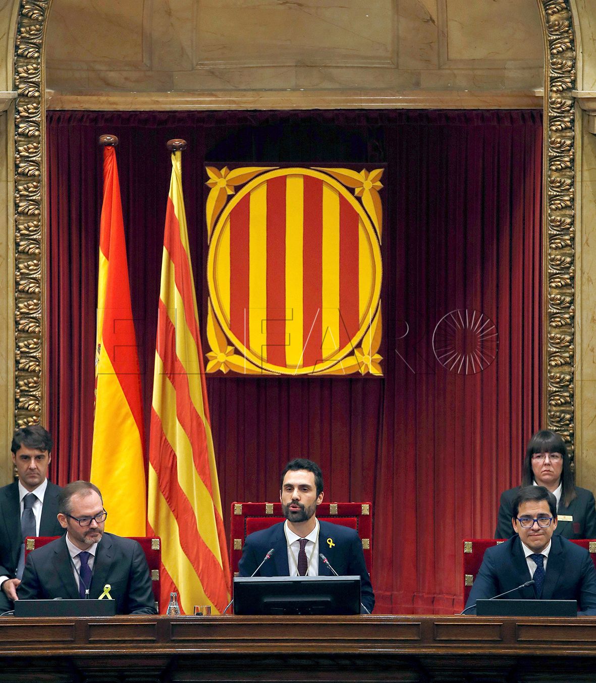 GRAF1221. BARCELONA, 17/01/2018.- El nuevo presidente del Parlament, Roger Torrent (c), junto a los dos vicepresidentes Josep Costa (i) y José María Espejo-Saavedra (d), durante su primer discurso tras ser elegido durante la sesión constitutiva del Parlamento catalán de la XII legislatura. EFE/Alberto Estévez