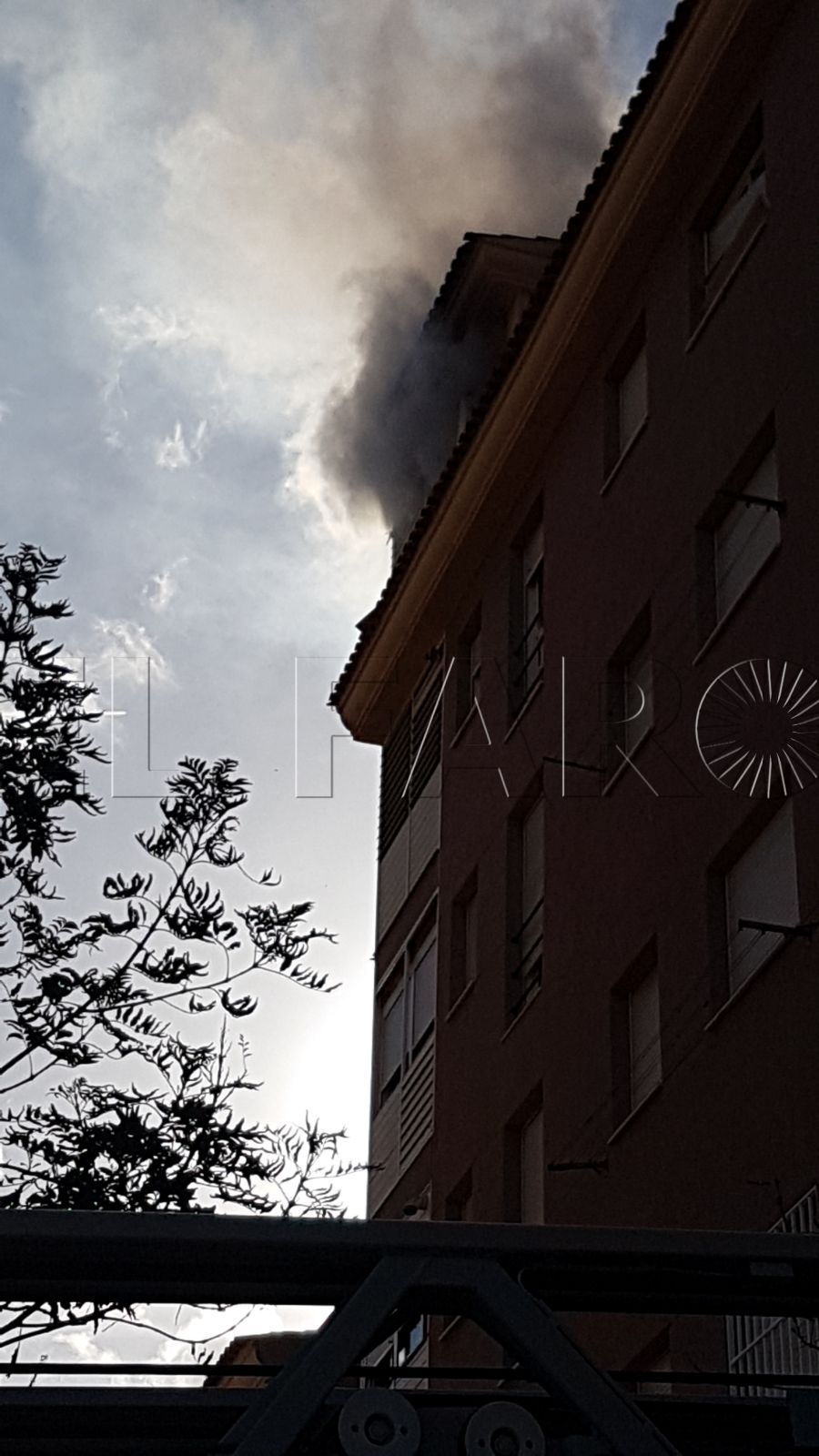 Bomberos incendio ático Avenida Lisboa cedidas