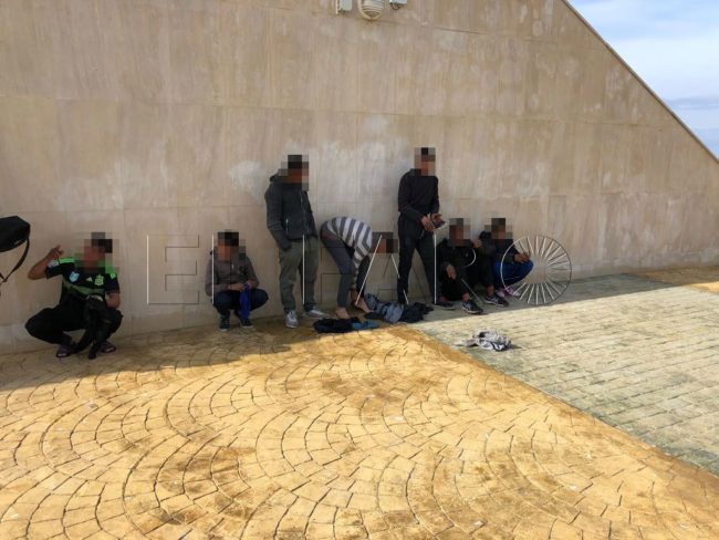 FOTOS | La Policía Portuaria intercepta a menores saltando desde el Hércules