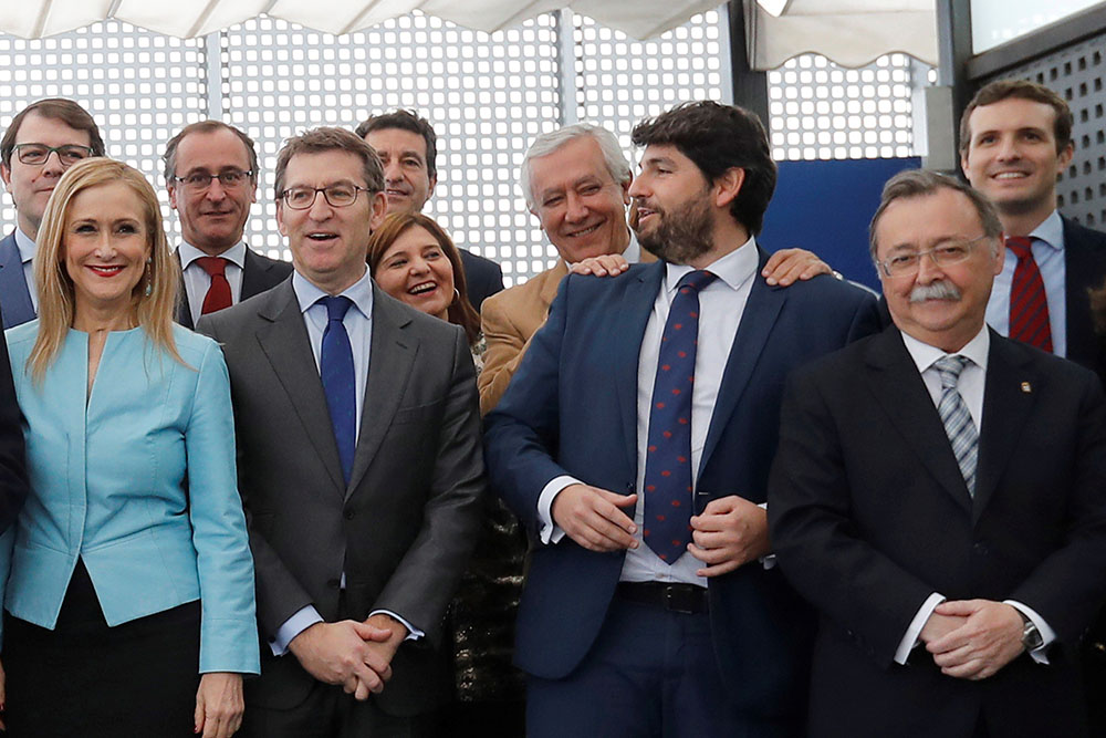 GRAF9868. MADRID, 12/02/2018.- El presidente del PPCyL, Alfonso Fernández Mañueco (i); la presidenta de la Comunidad de Madrid, Cristina Cifuentes (2i); el presidente de PP vasco, Alfonso Alonso (3i); el presidente de la Xunta, Alberto Núñez Feijóo (4i); el vicesecretario de Política Autonómica y Local del PP, Javier Arenas (4d); el presidente de Murcia, Fernando López Miras 83d); el presidente de Ceuta, Juan Jesús Vivas (2d), y el vicesecretario de Comunicación del PP, Pablo Casado (d), a su llegada a la reunión que el jefe del Gobierno y líder del PP, Mariano Rajoy, ha mantendido con presidentes regionales hoy en la sede de la calle Génova, para analizar la situación política del país. EFE/Juan Carlos Hidalgo