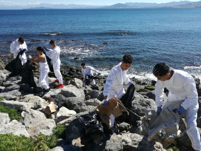 FOTOS | Menores de ‘La Esperanza’ participan en un taller de limpieza de las costas