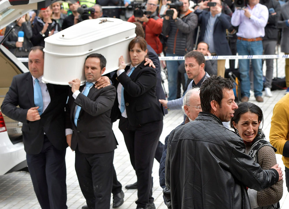 GRAF884. ALMERÍA (ESPAÑA), 13/03/2018.- Los padres de Gabriel Cruz(d), acompañan el féretro a la entrada de la Catedral de Almería, donde esta mañana se celebra el funeral por el pequeño de 8 años que murió estrangulado el mismo día de su desaparición, el 27 de febrero, un caso en el que ha sido detenida Ana Julia Quezada, la pareja del padre, que ha pasado la segunda noche en los calabozos de la Guardia Civil de Almería. EFE/ Carlos Barba