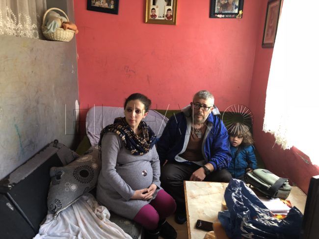 Aplazado el desahucio de una familia con seis niños en la barriada Juan Carlos I