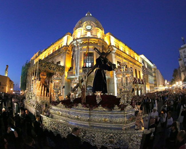 La obra en Gran Vía obliga al Cristo y la Virgen a invertirse en el Encuentro