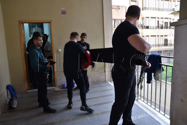 La «faena» de los costaleros jerezanos de Los Remedios, que no pudieron sacar la procesión por la lluvia