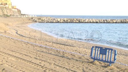 Playa la Ribera acordonada