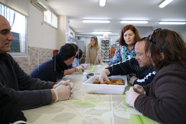 El Faro - FOTOS | Plena Inclusión Ceuta participa en la elaboración de torrijas para Semana Santa