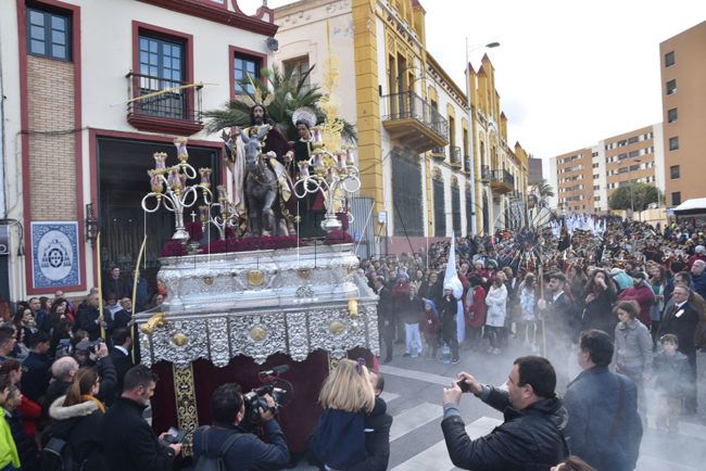 La luz de la Pollinica vence a la lluvia y procesiona entre alabanzas