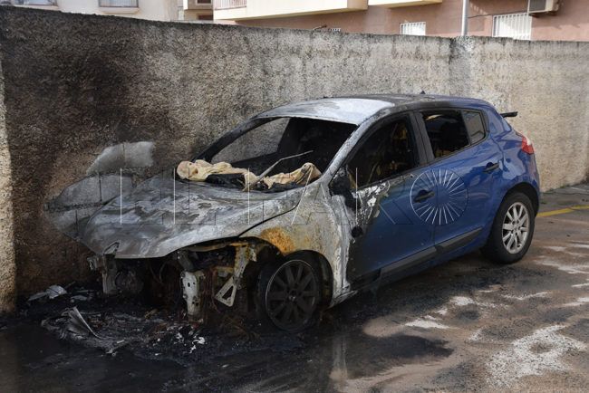 Queman un coche junto a la mezquita de la Avenida de África