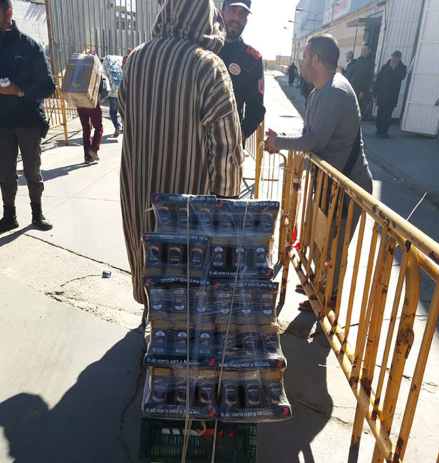 La Fase II prohíbe el porteo a la espalda y obliga a llevar la mercancía en carritos