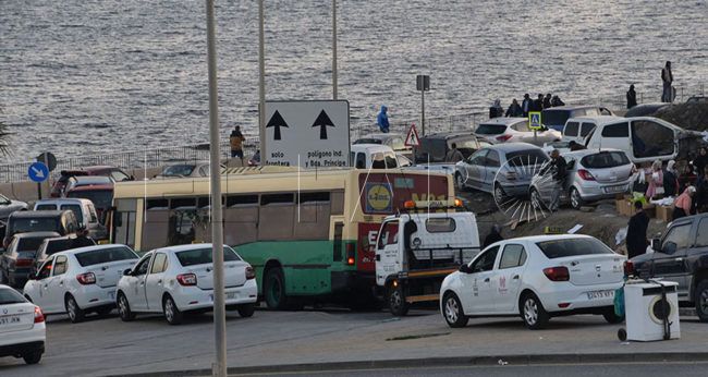 El sector del taxi está dispuesto a parar la flota al ser “marginado” en la frontera