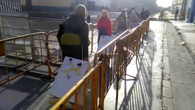 Los porteadores comienzan a pasar Tarajal II con los bultos sobre carritos y no a la espalda