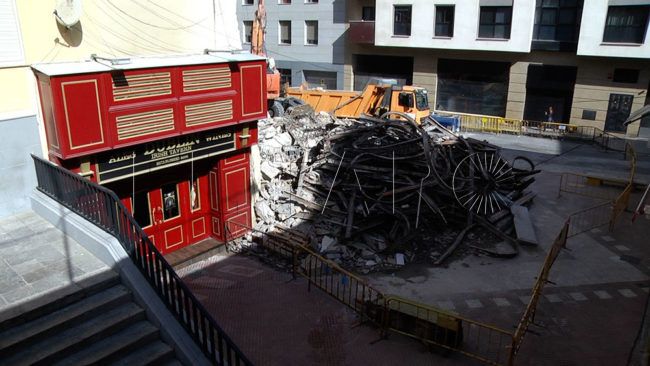 Tras los restos del derribo en calle Antioco