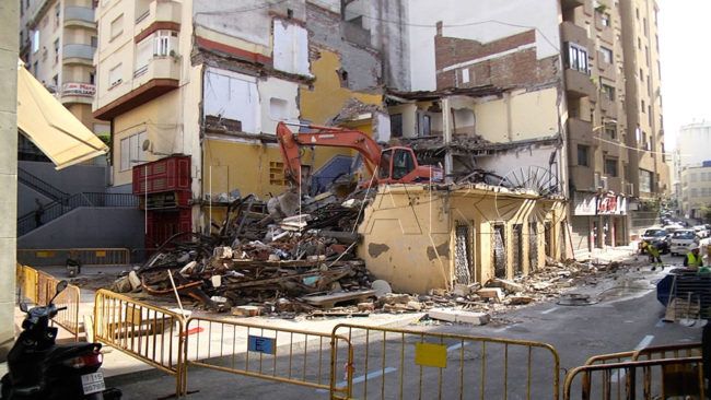 Un edificio, reducido a escombros en pleno centro de Ceuta