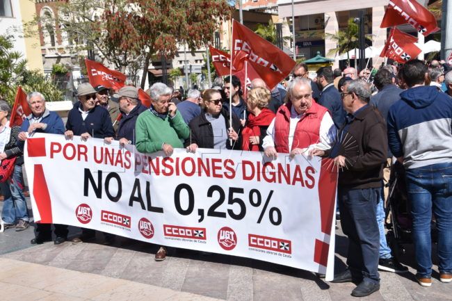 Unas 100 personas se concentran para exigir pensiones dignas