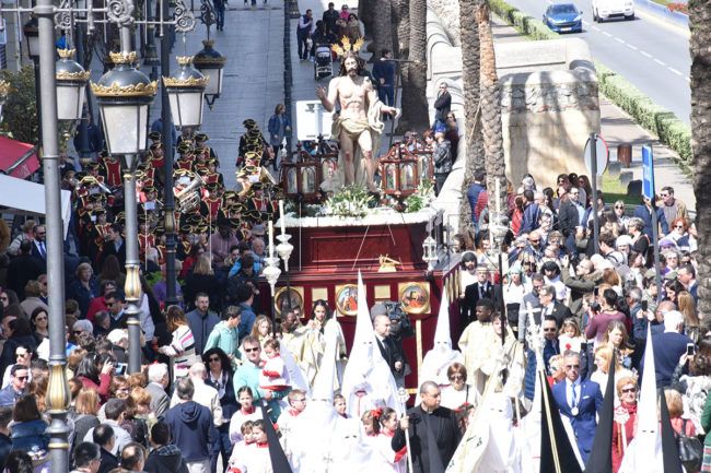 La alegría de la Resurrección de Cristo conquista las calles