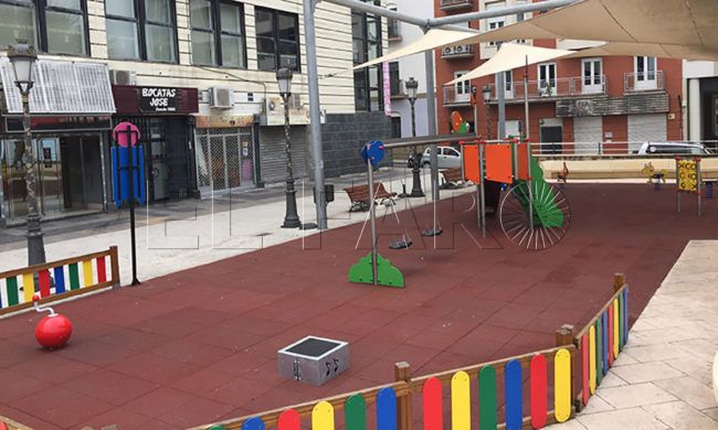 Niños a tiro de columpio en el parque de la Glorieta