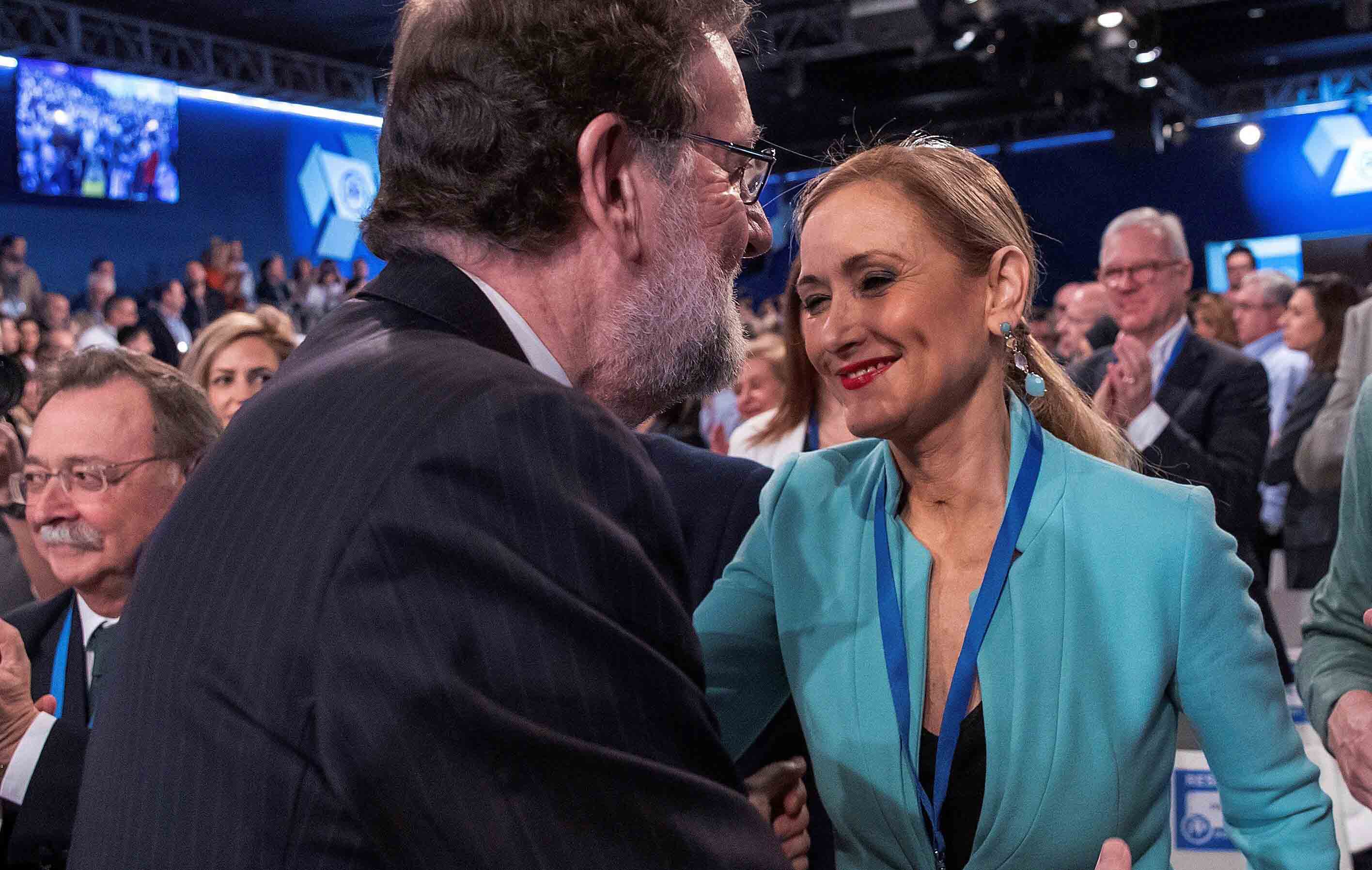 GRAF8681. SEVILLA , 08/04/2018.- El presidente del Gobierno, Mariano Rajoy, saluda a la presidenta de la Comunidad de Madrid, Cristina Cifuentes, al comienzo del acto de clausura de la Convención Nacional del PP que se celebra hoy en Sevilla. EFE/Julio Muñoz