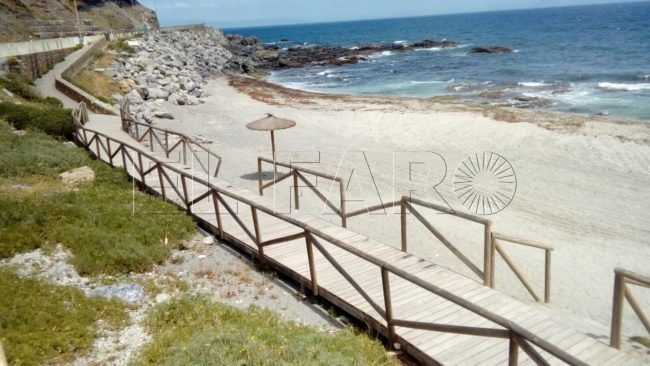 La playa de Calamocarro se prepara para la temporada de verano