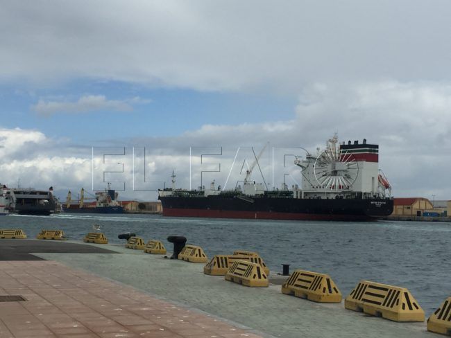 Primera descarga en el muelle adosado que permitirá atender a buques de gran tonelaje