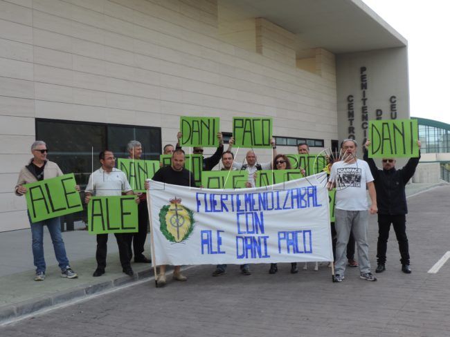 Funcionarios de Fuerte Mendizábal se concentran en solidaridad con los compañeros agredidos en Morón
