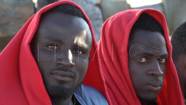 Nueve subsaharianos llegan a Ceuta tras jugarse la vida en una toy