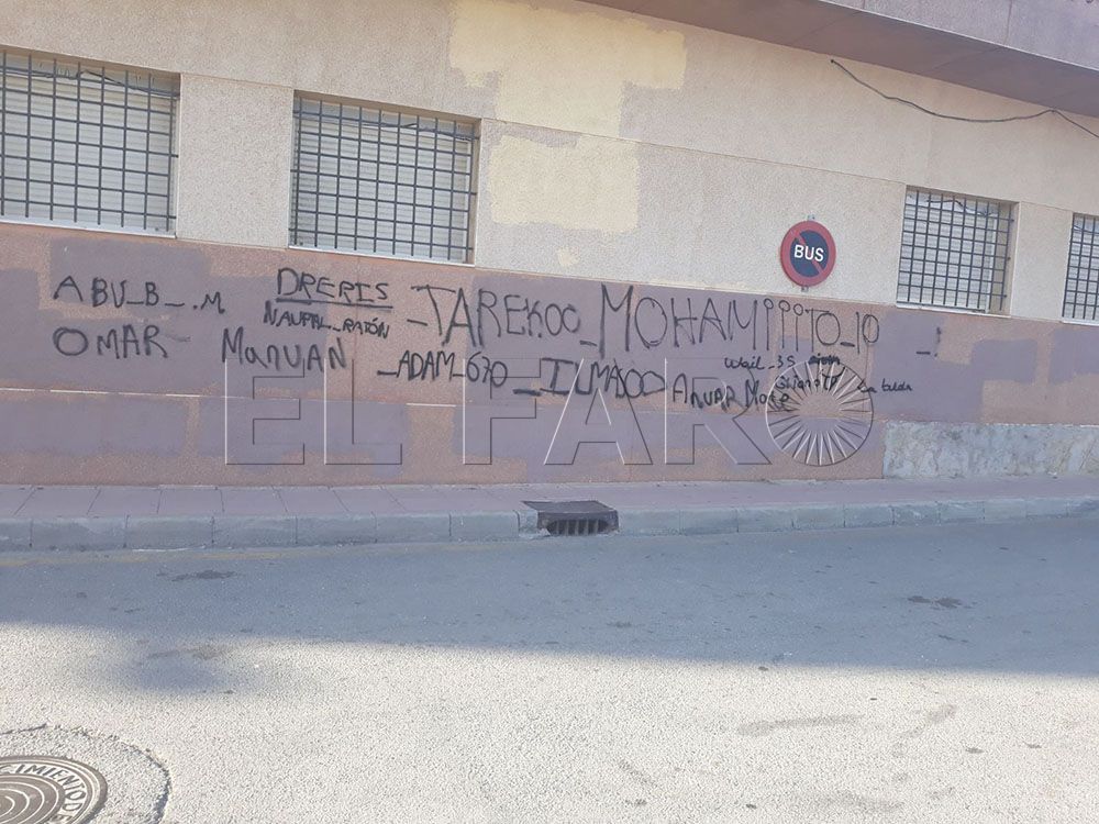 Príncipe Felipe ‘paga’ con pintadas la ausencia de alumbrado