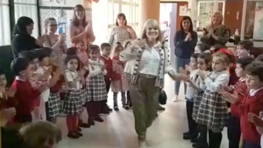 Así ha sido la despedida del colegio Rosalía de Castro a la profesora Herminia Ferreiro