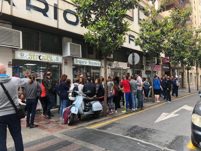Decenas de personas hacen cola para conseguir las mejores entradas