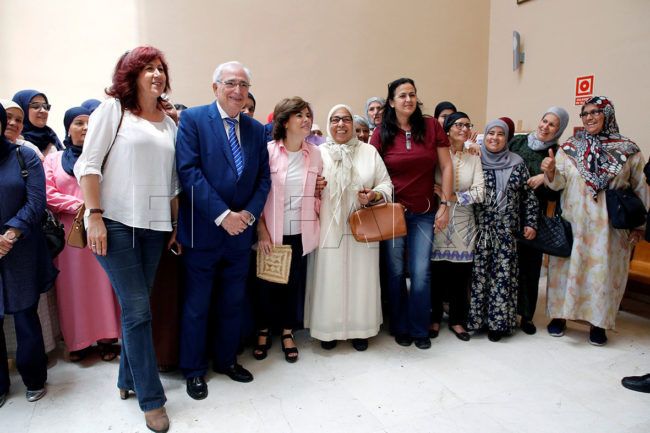 Sáenz de Santamaría pide a Grande Marlaska que conozca la realidad de Ceuta y Melilla
